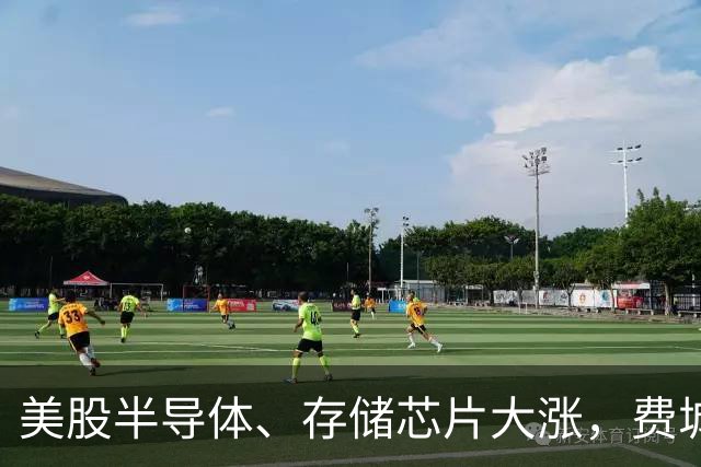 美股半导体、存储芯片大涨，费城半导体指数涨近400点，西部数据涨近7%，AMD涨超5%，特斯拉市值一夜涨超4600亿元